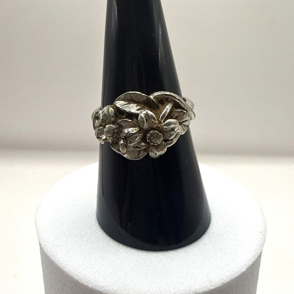 Vintage Avon Silver Tone Floral Cluster Ring Size 7.5 Textured Flower Band